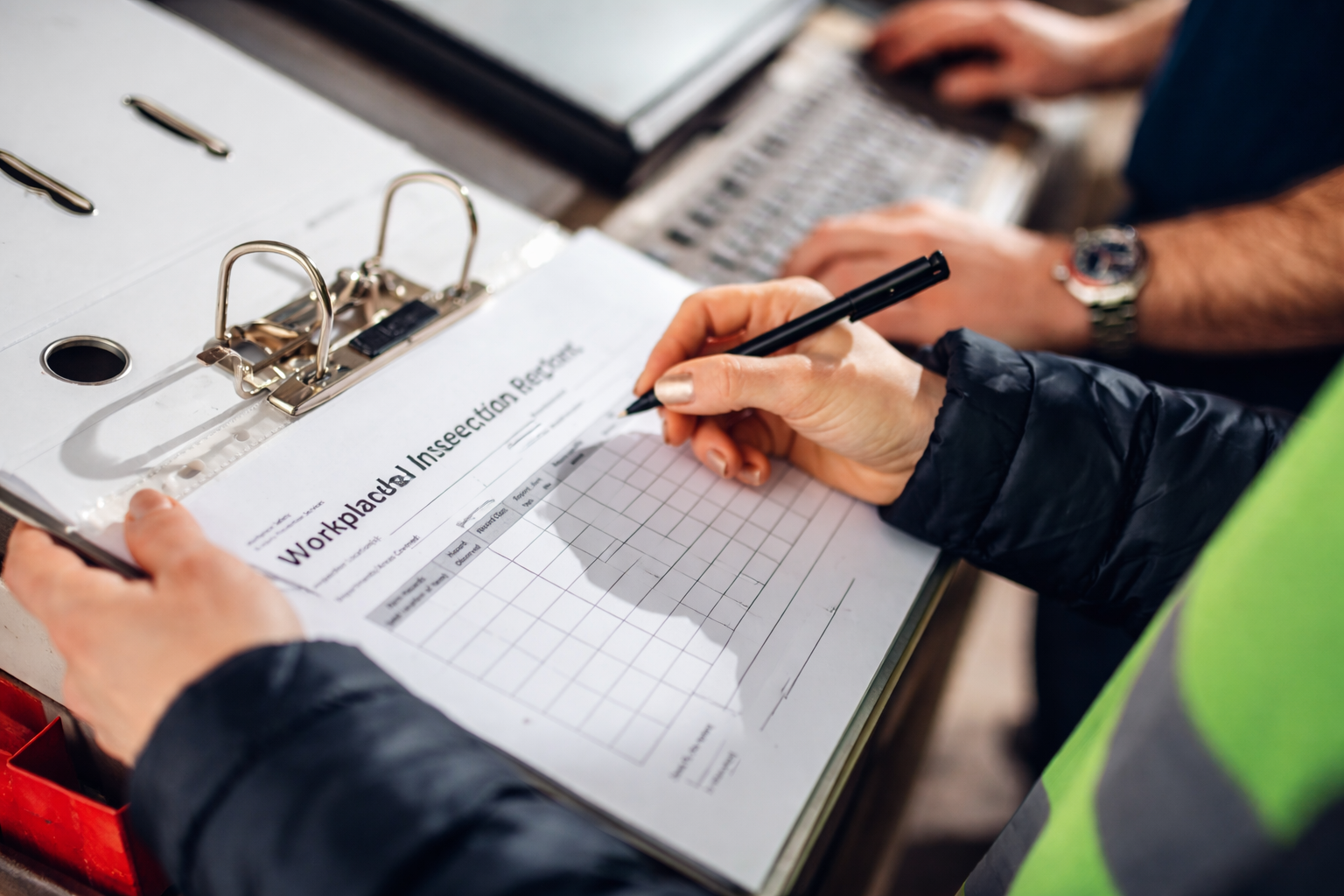 Védősisak és munkavédelmi környezet